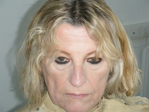Close-up portrait of an older woman with blonde hair and dark eyeliner by makeup artist Manuela Balducci