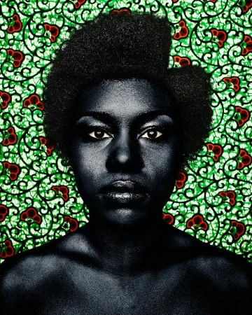Portrait of a black woman with dark skin and textured hair against a green patterned background photographed by Sandro