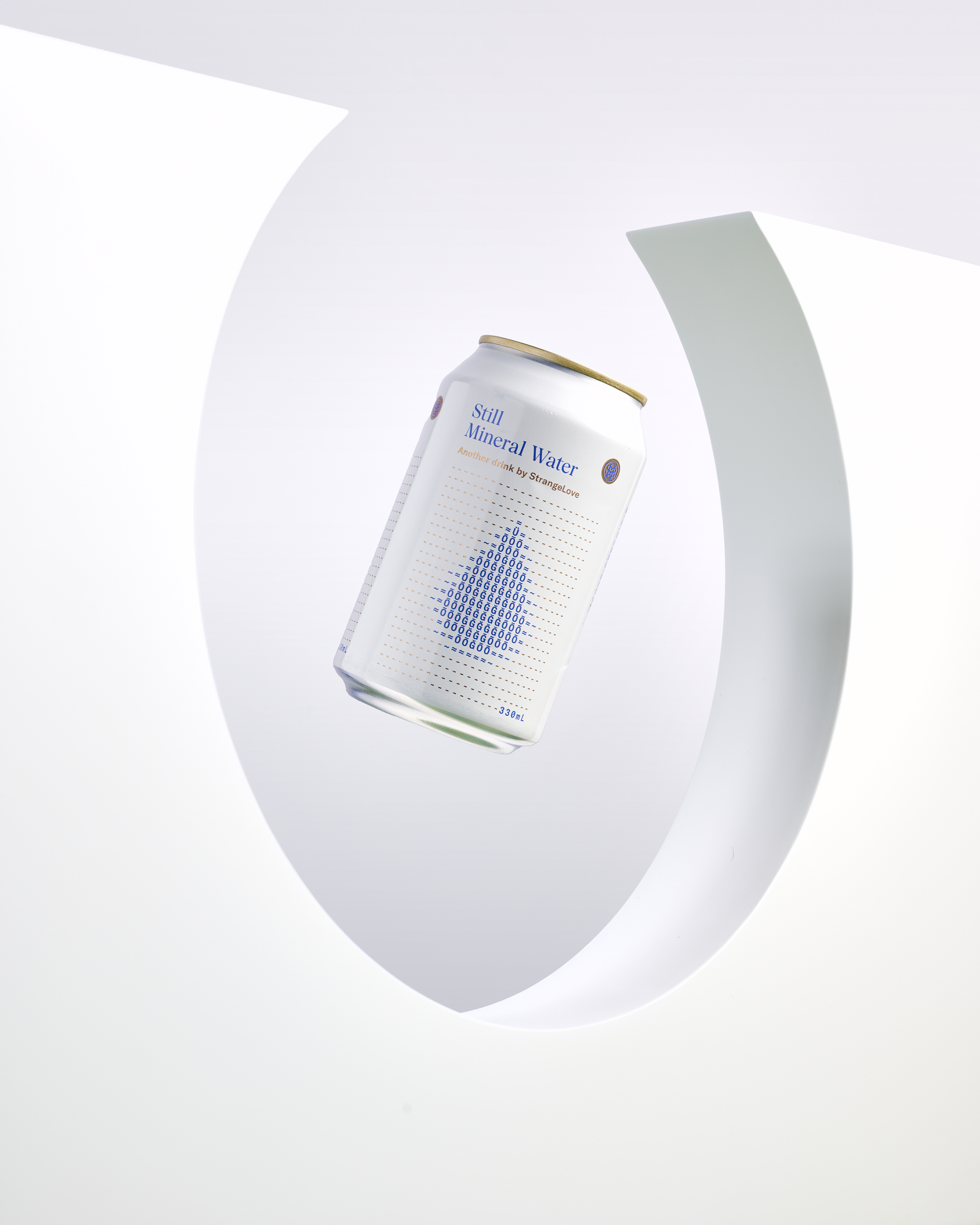 Studio shot of a white aluminum can of still mineral water with blue dot pattern, next to curved geometric white structures.
