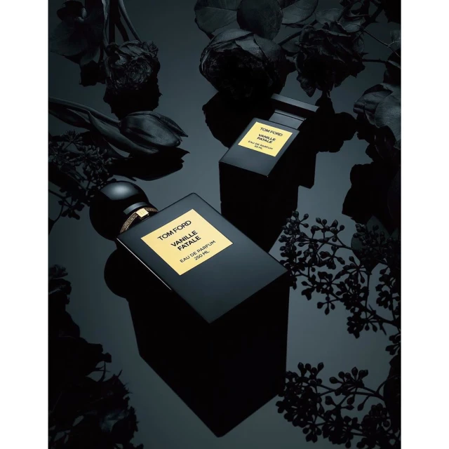 Two black perfume bottles, TOM FORD VANILLE FATALE, surrounded by black roses and foliage, creating a luxurious and dark aesthetic.