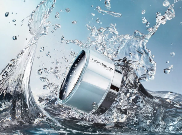 Cosmetic jar floating in water against a blue background for beauty and skincare advertising, showcasing clean beauty and hydration.