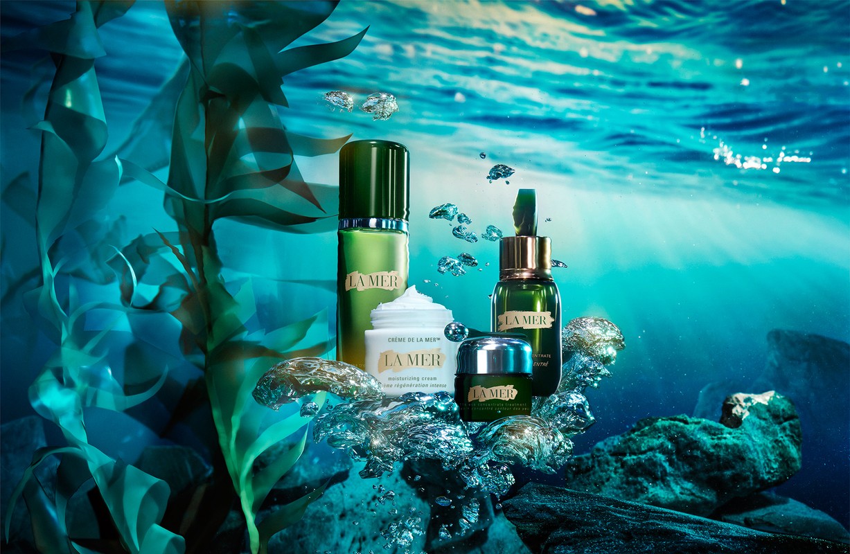 La Mer skincare product line displayed with seaweed and bubbles in an underwater setting for beauty and cosmetics advertising.
