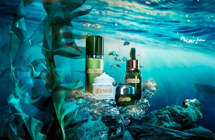 La Mer skincare product line displayed with seaweed and bubbles in an underwater setting for beauty and cosmetics advertising.