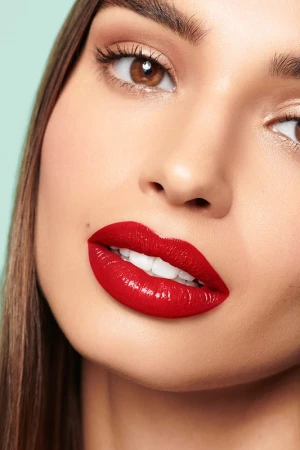 Close-up beauty portrait of a woman with bold red lipstick and glossy lips by make-up artist Keiko Takagi.