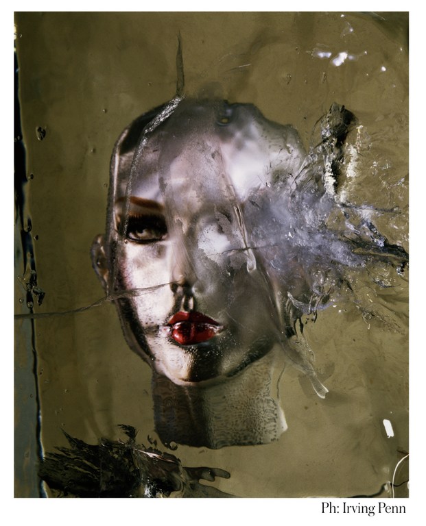Silver mannequin head in glass with water droplets and red lips for an artistic, surreal and fashion-related visual.