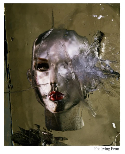 Silver mannequin head in glass with water droplets and red lips for an artistic, surreal and fashion-related visual.