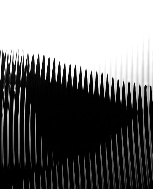 Abstract wavy pattern with black vertical lines against a white background, creating a minimalist and modern visual texture.