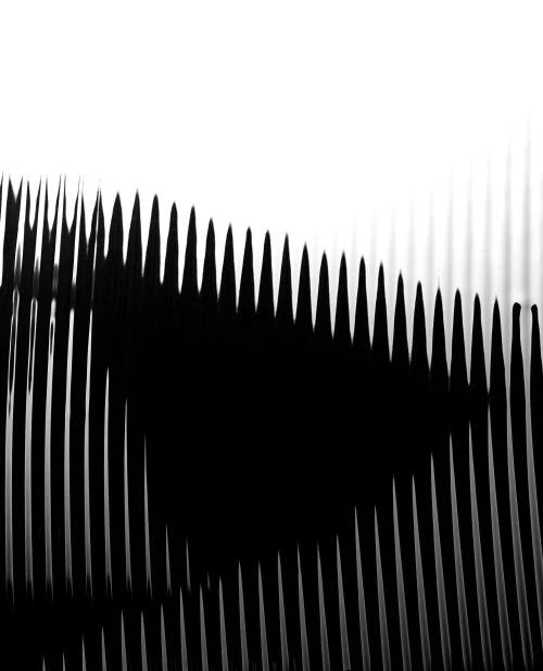 Abstract wavy pattern with black vertical lines against a white background, creating a minimalist and modern visual texture.