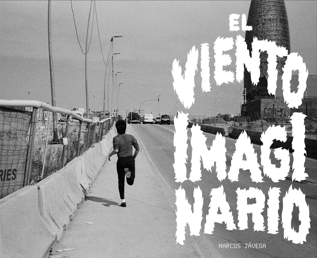 Black and white shot of a child running on a bridge with cars, tower in background, overlayed with 'El Viento Imaginario' text.