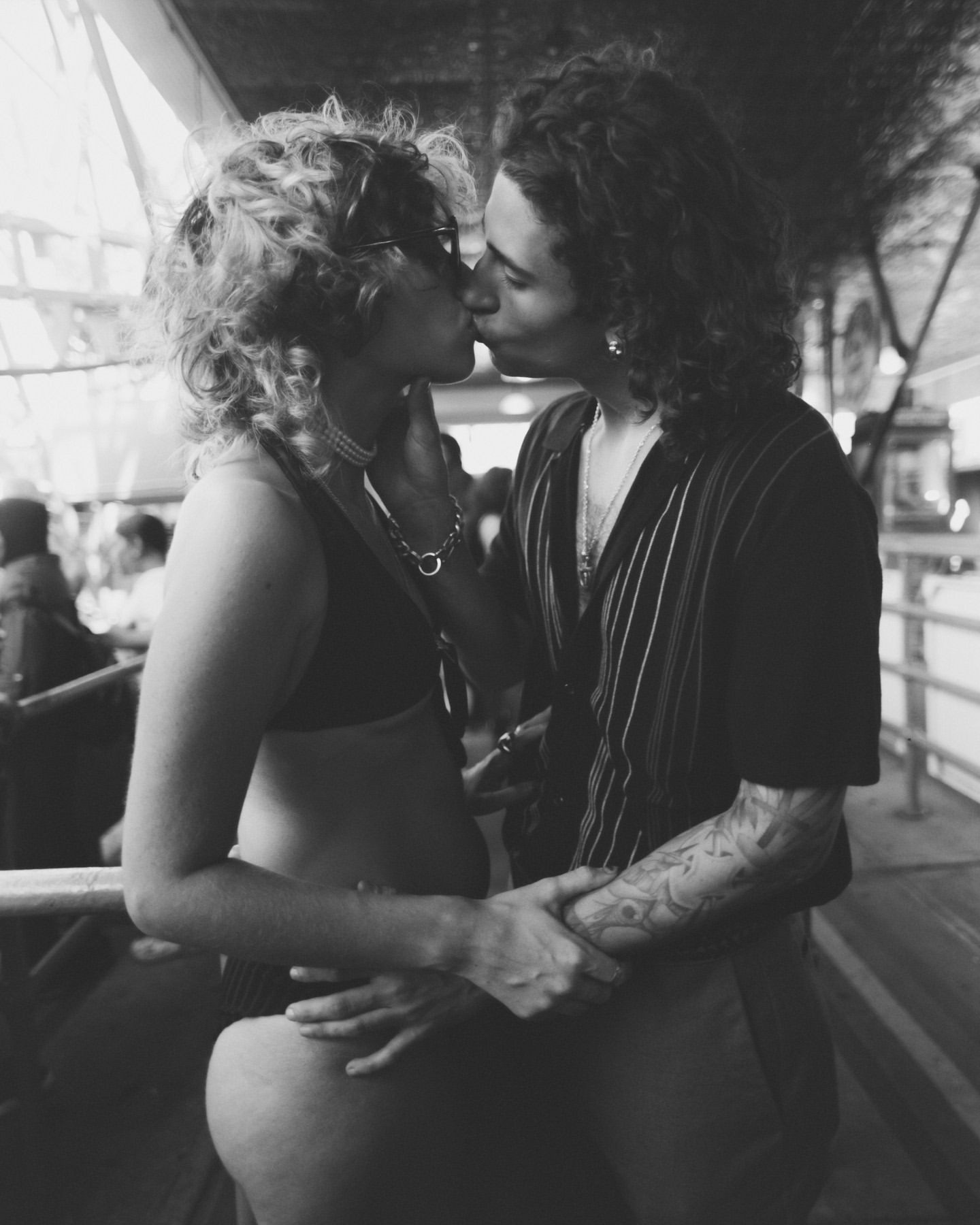 Black and white portrait of a couple kissing outdoors, photographed by Ward & Kweskin.