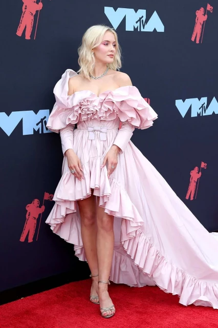Blonde woman in pink gown on red carpet at MTV Video Music Awards, posing for the camera, formal attire and celebrity event.