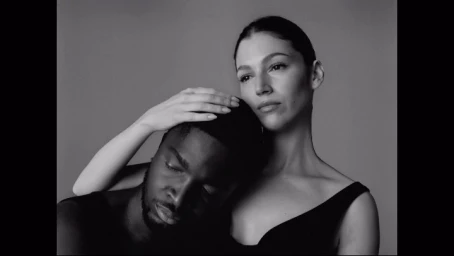 Monochrome portrait of a woman resting her hand on a man head directed by Albert Moya