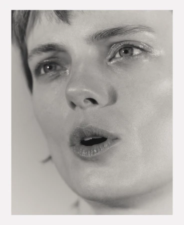 Close-up monochrome portrait of a model with short hair and glossy lips captured by photographer Andy Harrington in Paris.