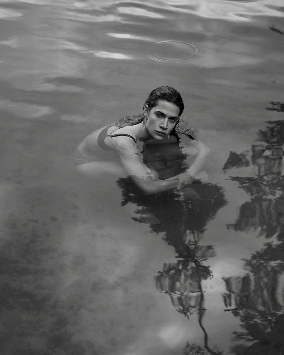 Monochrome portrait of a woman submerged in dark water, photographed by Anna Rosa Krau in Paris.
