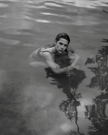 Monochrome portrait of a woman submerged in dark water, photographed by Anna Rosa Krau in Paris.