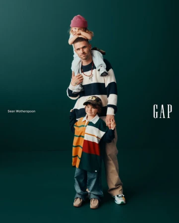 Sean Wotherspoon stands with his kids in Gap clothing. He has a child on his shoulders and a child holding his hand.