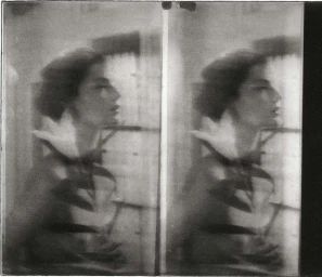 Monochrome stereoscopic portrait of a woman in profile by photographer Chantal Elisabeth Ariens in Paris