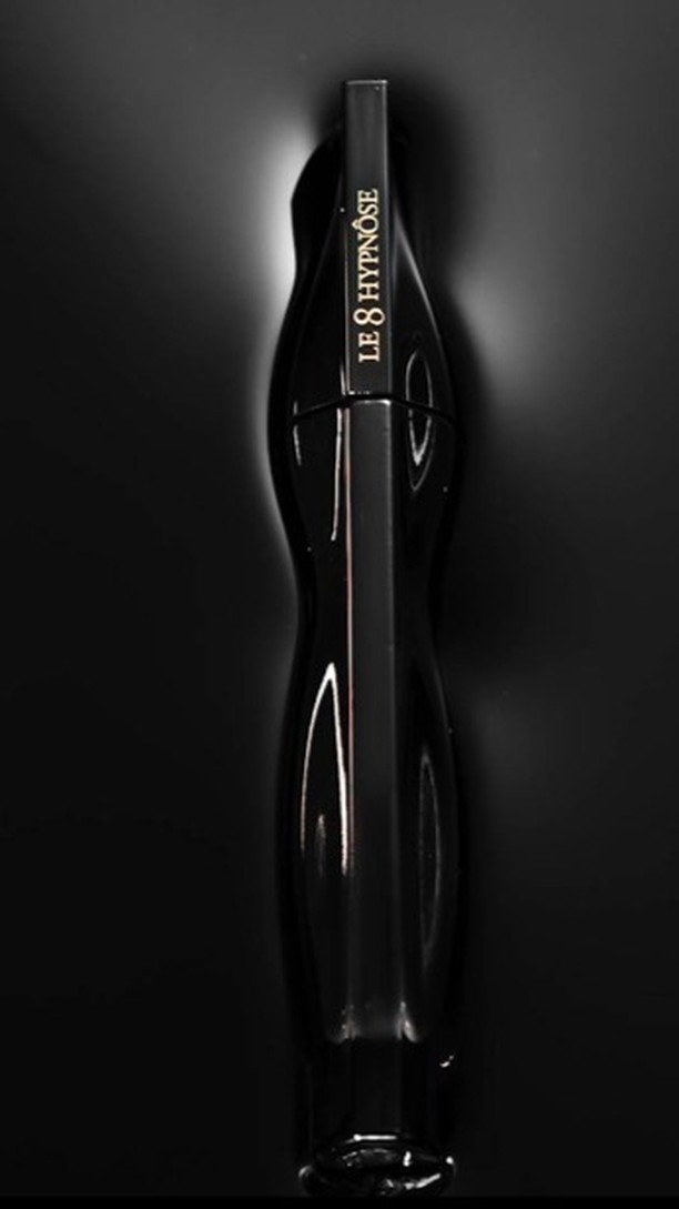 Black mascara bottle, 'Le 8 Hypnôse' branding, beauty shot on dark background, product photography, makeup product, beauty industry.