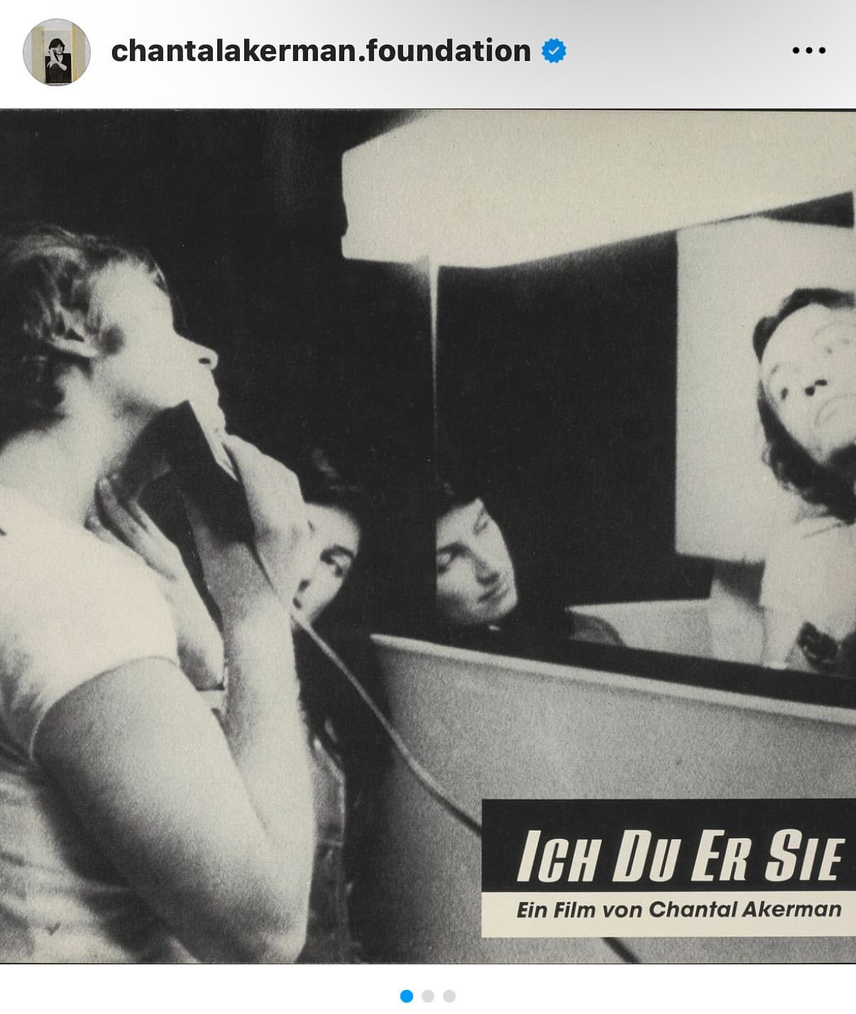 Black-and-white image of film scene with actors, one holding a prop, and text overlay 'Ich Du Er Sie. Ein Film von Chantal Akerman'.