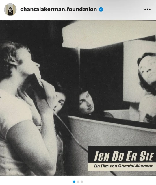 Black-and-white image of film scene with actors, one holding a prop, and text overlay 'Ich Du Er Sie. Ein Film von Chantal Akerman'.