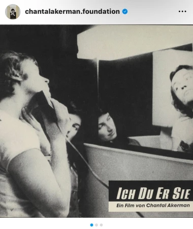 Black-and-white image of film scene with actors, one holding a prop, and text overlay 'Ich Du Er Sie. Ein Film von Chantal Akerman'.