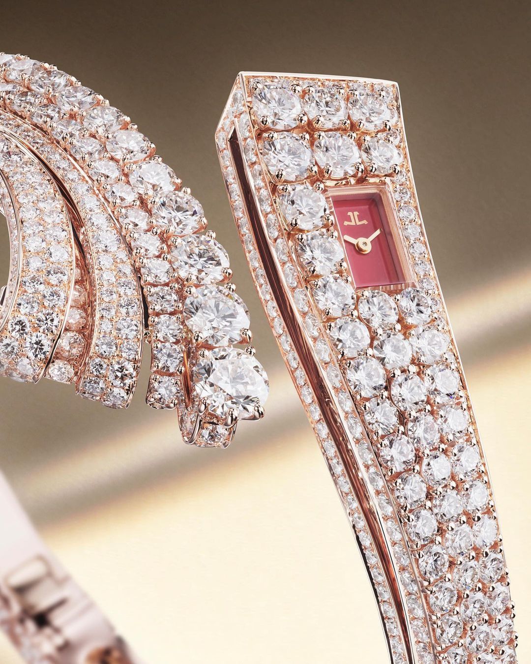 Close-up of a rose gold watch and jewelry covered in diamonds, luxurious and sparkling, on a blurred gold background.