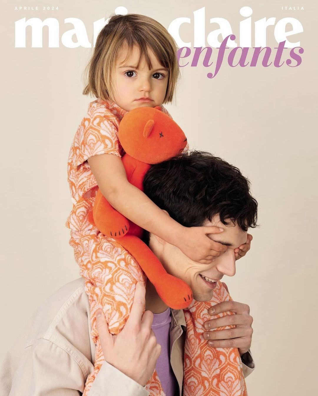 Magazine cover features a young girl in patterned pajamas riding on a man's shoulders, with an orange teddy bear. Marie Claire Enfants.