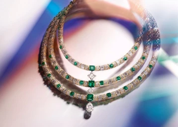 Multistrand diamond and emerald necklace captured by photographer Ines Dieleman with prismatic light refractions.