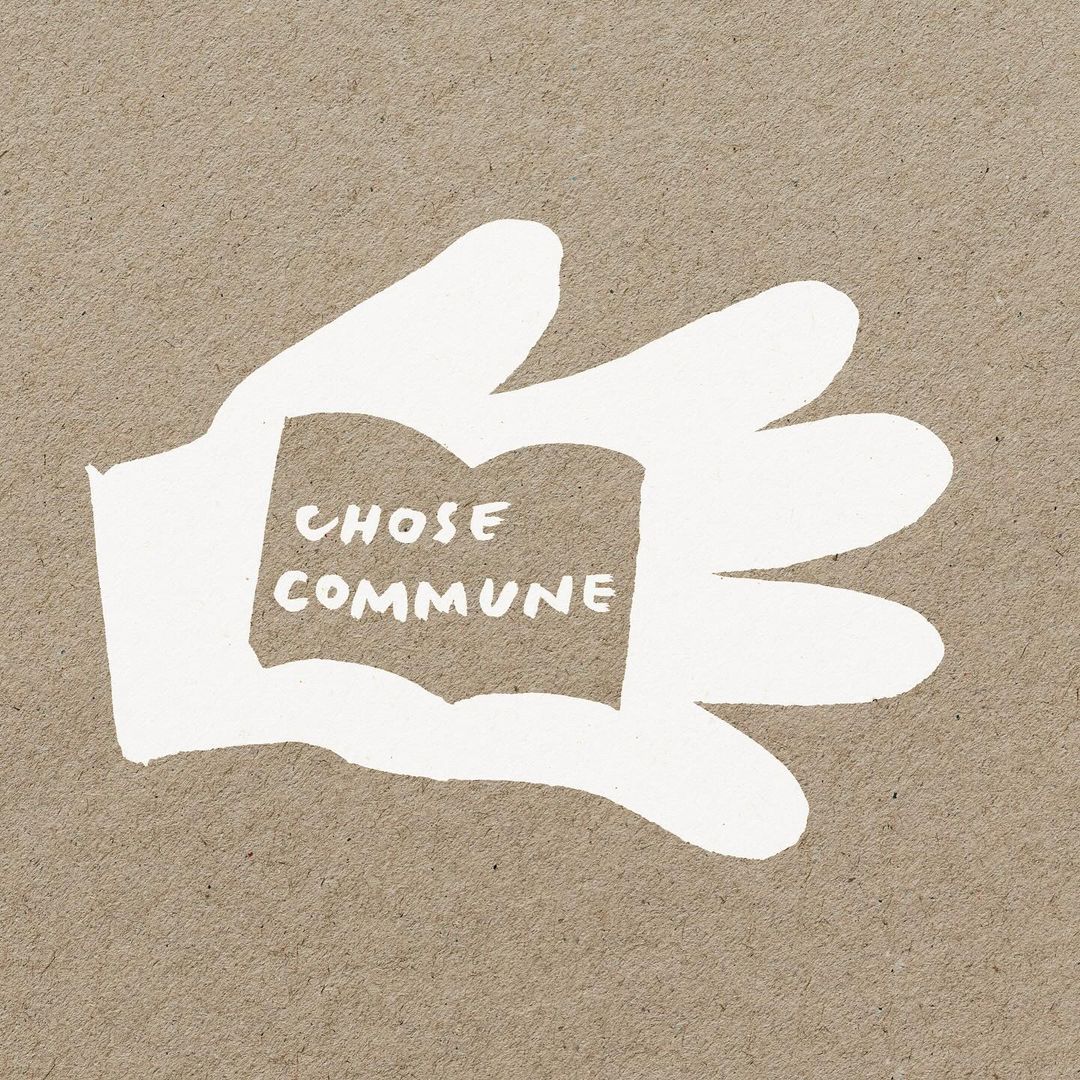 Illustration of white hand silhouette holding cutout book shape on tan background, featuring the text 'CHOSE COMMUNE.'