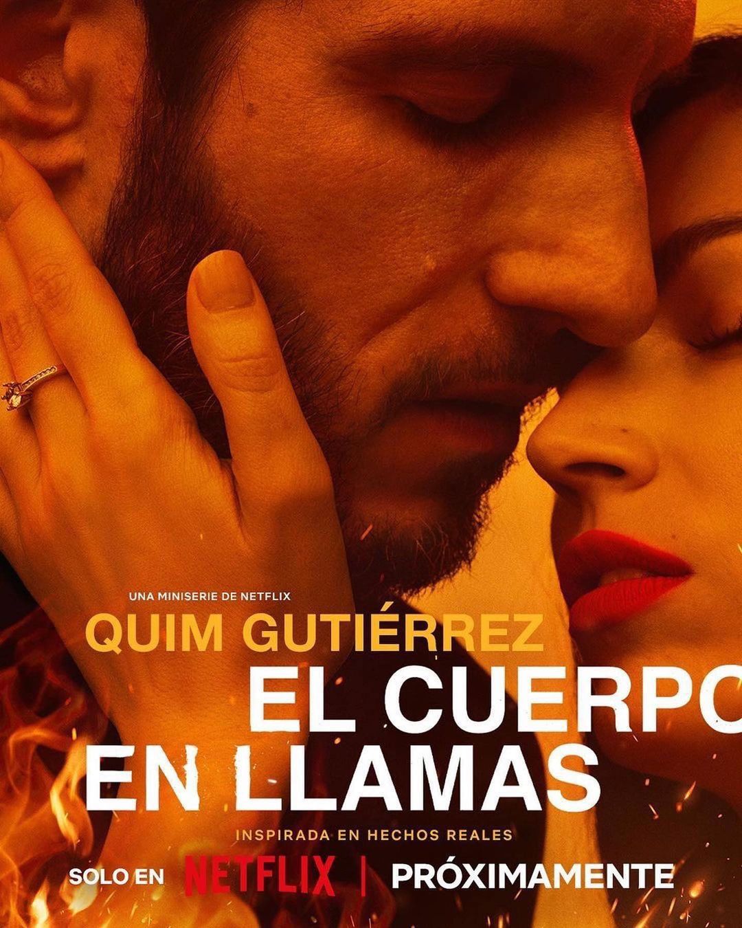Movie poster close-up featuring an adult man and woman in a warm, fiery color scheme, promoting a Netflix miniseries titled 'El Cuerpo en Llamas'.