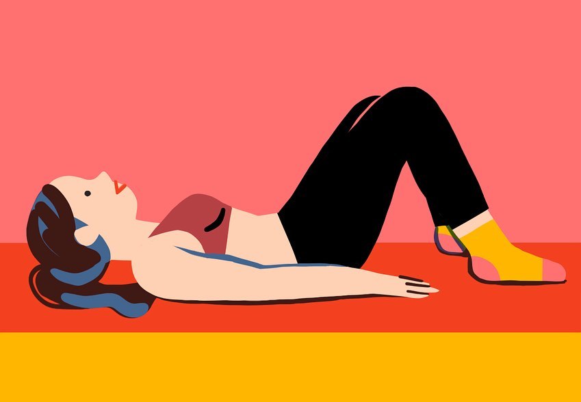 Illustration of a woman in sportswear lying on her back with knees bent, exercising on a yellow and orange mat in front of a pink wall.