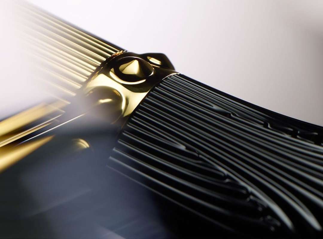 Close-up of a black and gold pen, showing fine details and elegant design, reflecting luxury and craftsmanship.
