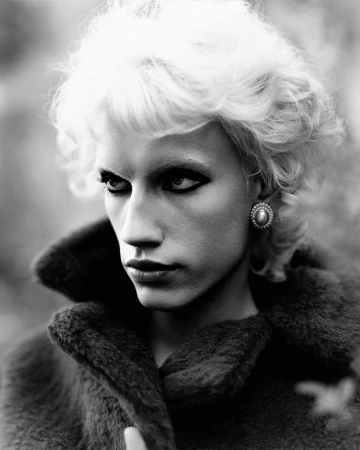 Portrait of a blonde woman wearing a textured coat and pearl earring by photographer Luis Alberto Rodriguez