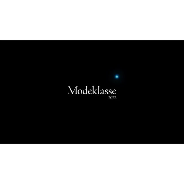 Black background with centered text "Modeklasse 2022" in elegant white font, highlighted by a small, soft blue light effect.