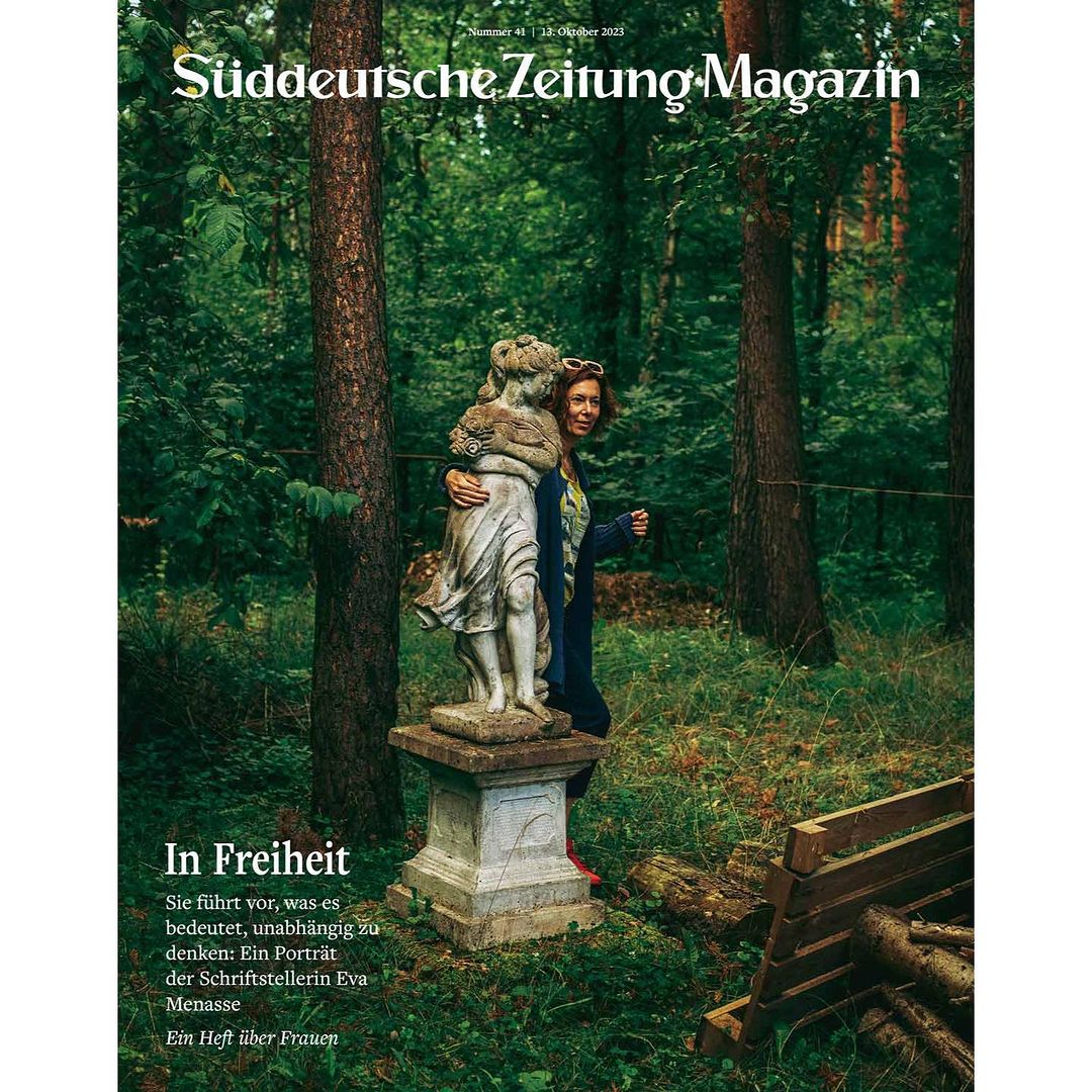 Magazine cover featuring a woman embracing a statue in a wooded setting. The Süddeutsche Zeitung Magazin logo is at the top.