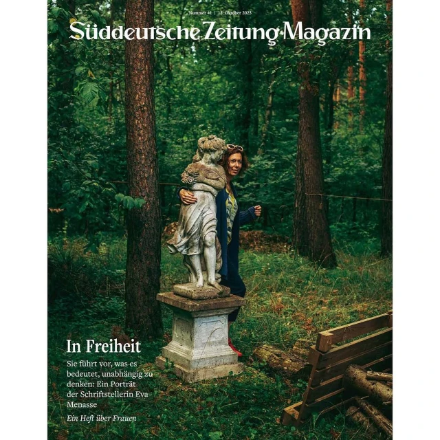 Magazine cover featuring a woman embracing a statue in a wooded setting. The Süddeutsche Zeitung Magazin logo is at the top.