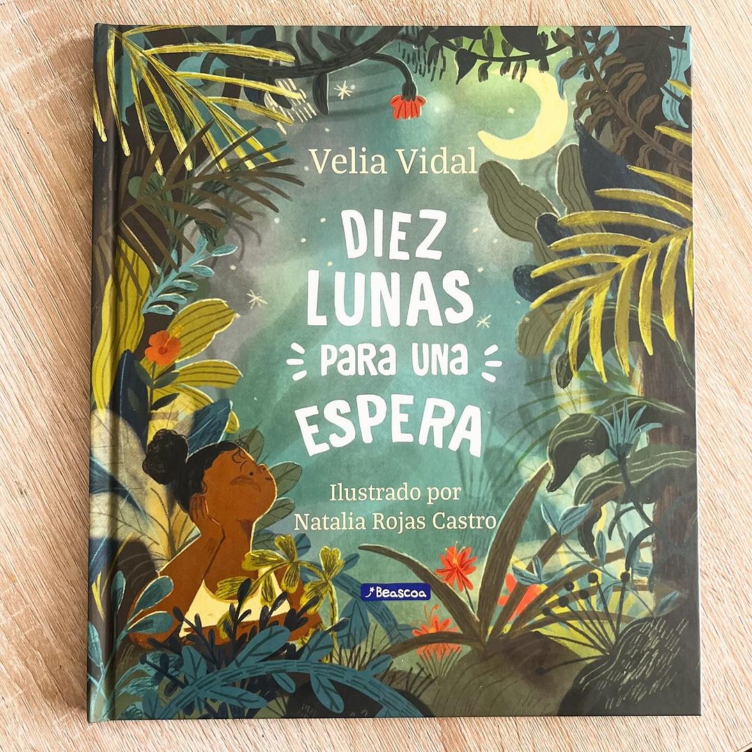 Book cover illustration of 'Diez Lunas Para Una Espera' by Velia Vidal, featuring a young girl in a jungle setting with vibrant greenery and a night sky.