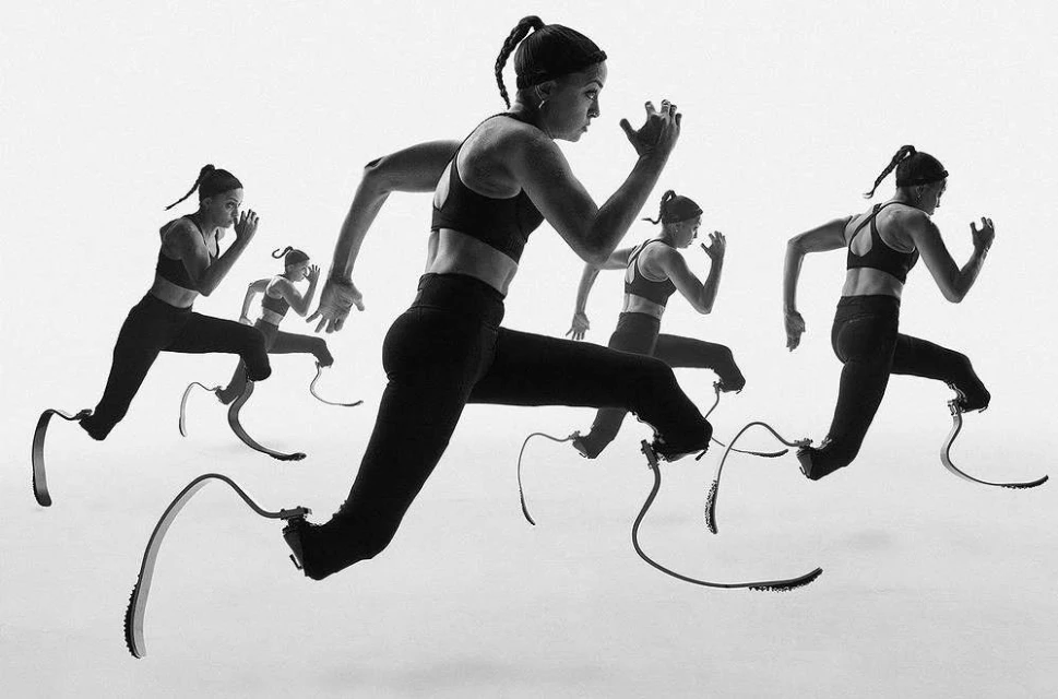 Monochrome image of a female athlete with a prosthetic leg running in a photo studio. The image shows a sequence of multiple images.