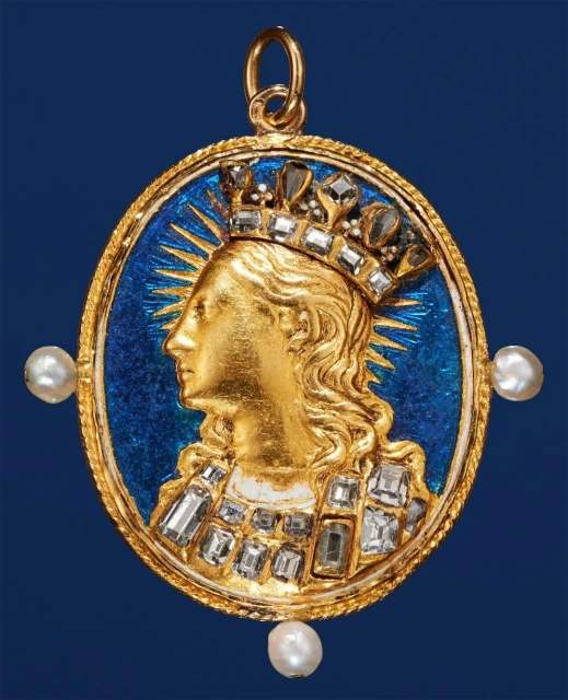 Close-up of a gold pendant featuring a woman's profile with a crown, pearls, and diamonds against a blue enamel backdrop.
