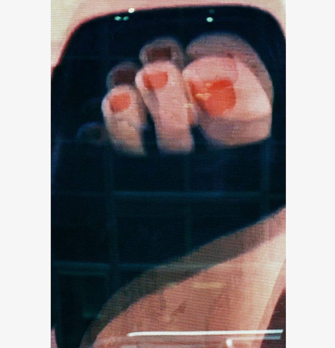 Close-up x-ray of human toes displaying bones and soft tissue detail, seen with black background and greenish grid. Medical visualization.