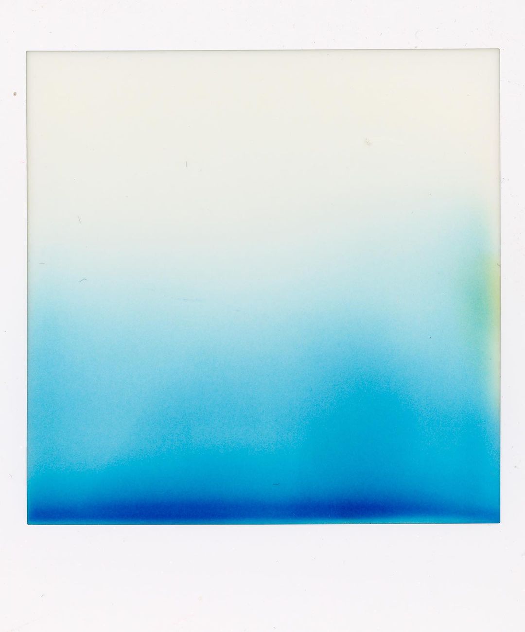 Abstract gradient background of white to blue, creating a soft and tranquil visual effect with a subtle blend of colors.