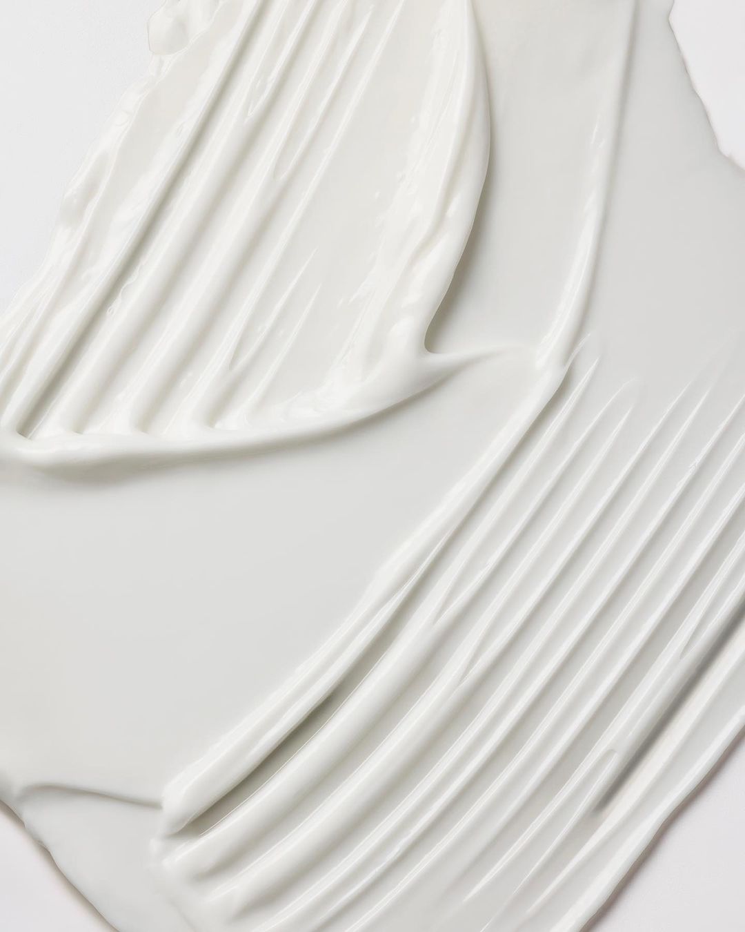 Abstract creamy white smear, full-frame background for skincare, beauty products, or textured design, smooth and rich. 