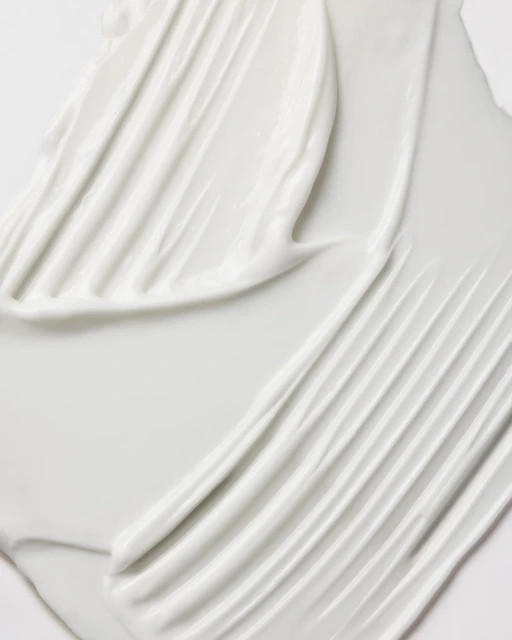 Abstract creamy white smear, full-frame background for skincare, beauty products, or textured design, smooth and rich. 
