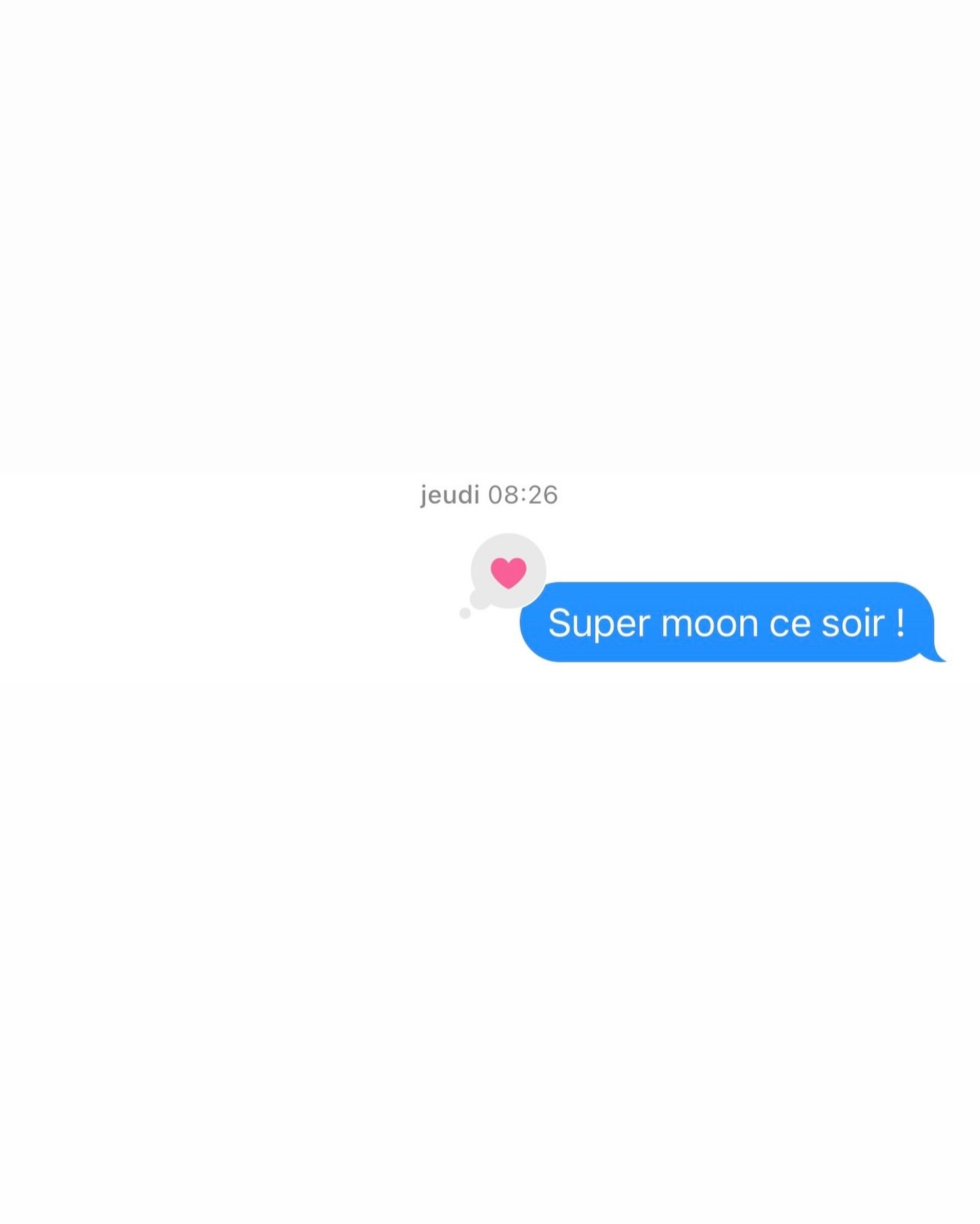 Image of a digital messaging interface featuring a blue message bubble containing the text 'Super moon ce soir !'