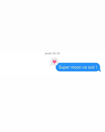 Image of a digital messaging interface featuring a blue message bubble containing the text 'Super moon ce soir !'