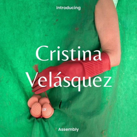 Close-up studio shot: Person in red gloves holds eggs in a net bag against a green fabric backdrop with 'Cristina Velásquez' text overlay.