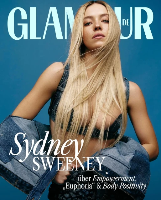 Sydney Sweeney on a Glamour DE cover in a denim outfit against a blue background. Blonde hair and natural makeup complete the look.