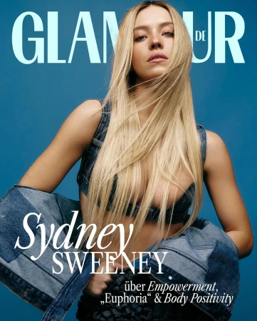 Sydney Sweeney on a Glamour DE cover in a denim outfit against a blue background. Blonde hair and natural makeup complete the look.