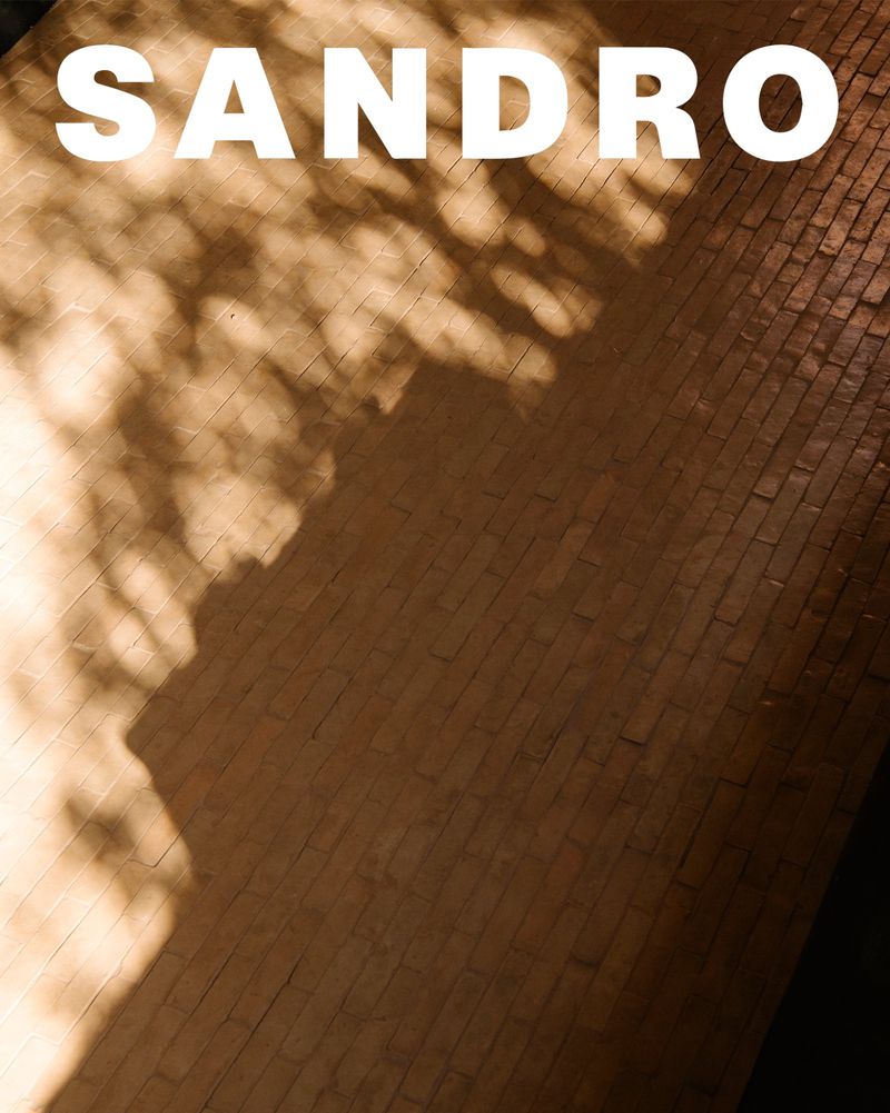Abstract background with geometric patterns of light and shadows over a textured surface, showcasing contrasts and subtle color variations.