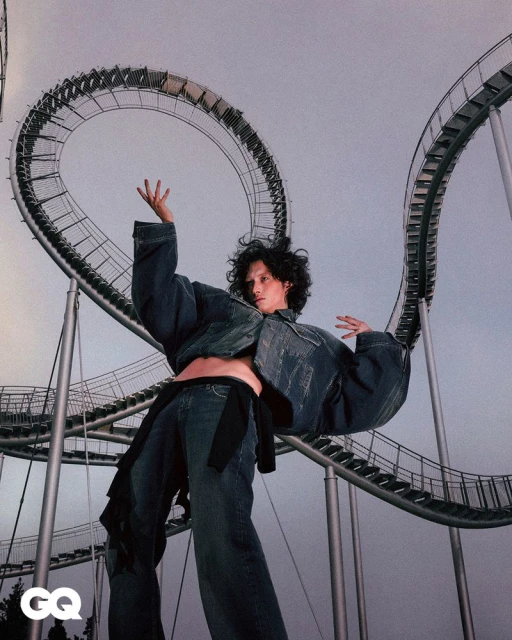 아찔하게 비틀어진 휘황한 실루엣